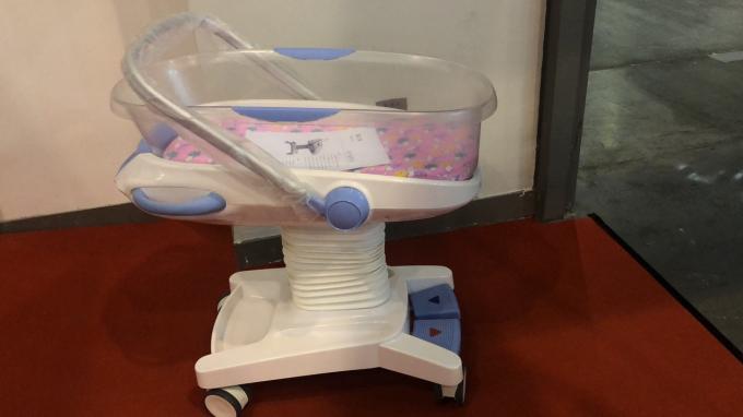 病院の子供のベッドの赤ん坊のまぐさ桶の油圧装置制御25kg負荷病院の赤ん坊のトロリー白 0
