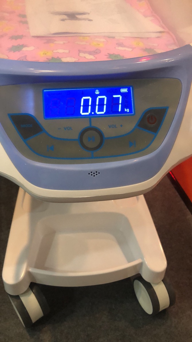 病院の子供のベッドの赤ん坊のまぐさ桶の油圧装置制御25kg負荷病院の赤ん坊のトロリー白 1