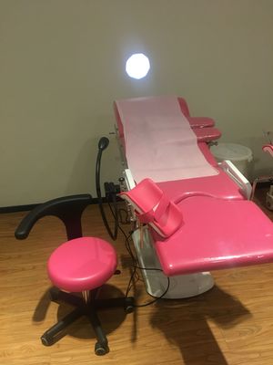 購入 妊婦の電気婦人科学の検査のテーブルのObstetric配達ベッド オンライン製造