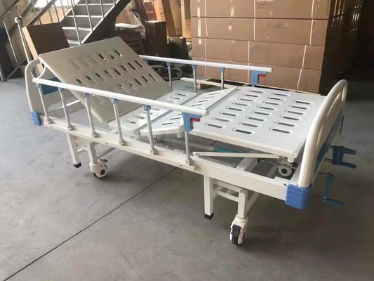 購入 2つのクランクの病院の手動忍耐強いベッドの鋼鉄はプラスチック フレームに吹きかける オンライン製造