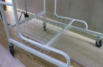 金属の医院のための新生の赤ん坊のカートのベッドの病院のまぐさ桶の商業家具