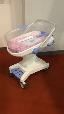 病院の子供のベッドの赤ん坊のまぐさ桶の油圧装置制御25kg負荷病院の赤ん坊のトロリー白