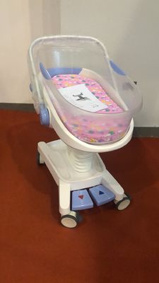 病院の子供のベッドの赤ん坊のまぐさ桶の油圧装置制御25kg負荷病院の赤ん坊のトロリー白