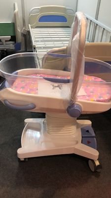 病院の子供のベッドの赤ん坊のまぐさ桶の油圧装置制御25kg負荷病院の赤ん坊のトロリー白