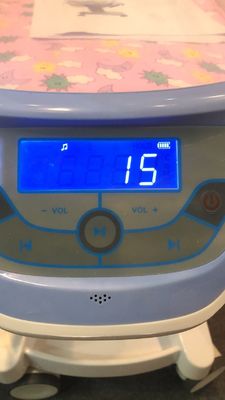 病院の子供のベッドの赤ん坊のまぐさ桶の油圧装置制御25kg負荷病院の赤ん坊のトロリー白