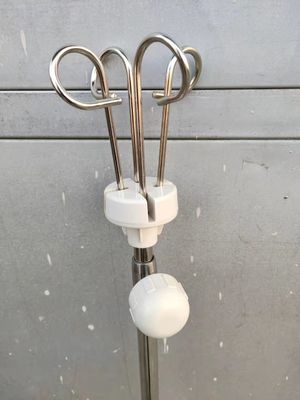 忍耐強いベッドのステンレス鋼の滴りの立場IVの滴りのホールダーの病院の家具