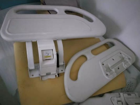 BedrailsがMedicallのために白い色PPを柵寝かせる医学プロダクト付属品は病院用ベッドの部品のための味方する