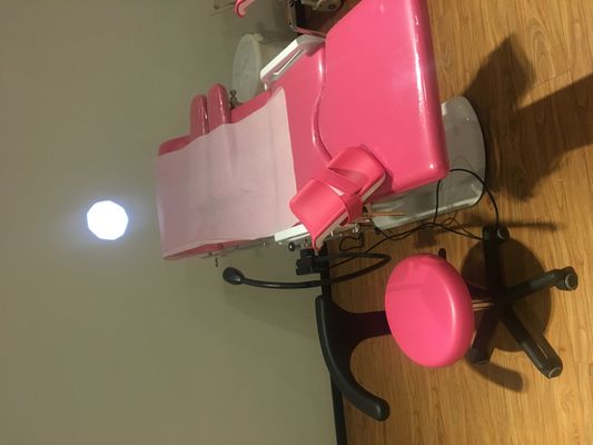 病院のピンクの電気Gynaecの検査のテーブルのランプが付いているObstetric tableDeliveryのベッド
