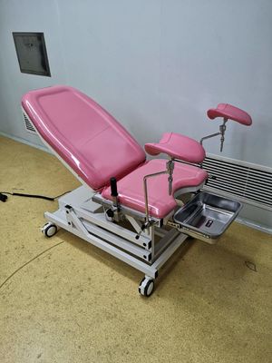 電気obstetricベッドのgynecologyの特別なobstetricベッド色のピンク