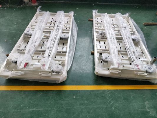 2つの不安定な手動心配のベッドPPの笠木の中央制御の車輪の手動病院用ベッド