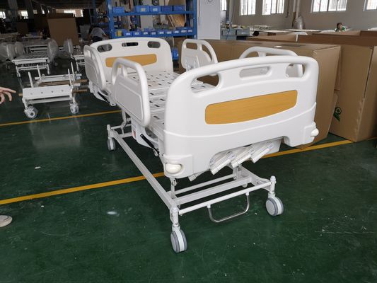 3不安定で忍耐強いベッドの贅沢な中央錠の足車が付いている手動病院用ベッド