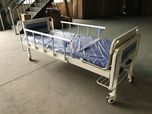 2つの機能2つのクランクが付いているそしてベッドのテーブル上の医学の手動病院用ベッド