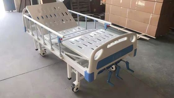 2つのクランクの病院の手動忍耐強いベッドの鋼鉄はプラスチック フレームに吹きかける