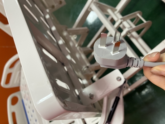 ICUの区部屋の青および白い電気病院用ベッド