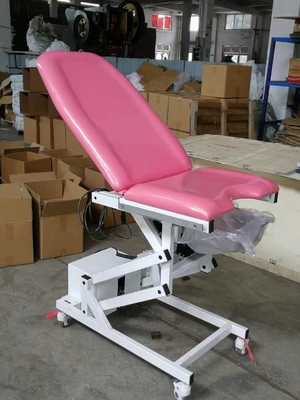 Gynecologyのピンクの金属の5インチの足車が付いている婦人科の検査のテーブル